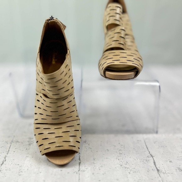 Clark Shoes - Clarks Artisan Women's Okena Sass Shooties Size 9